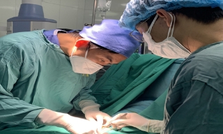 Bắc Ninh: Phẫu thuật lấy khối tóc lớn trong dạ dày bé gái  